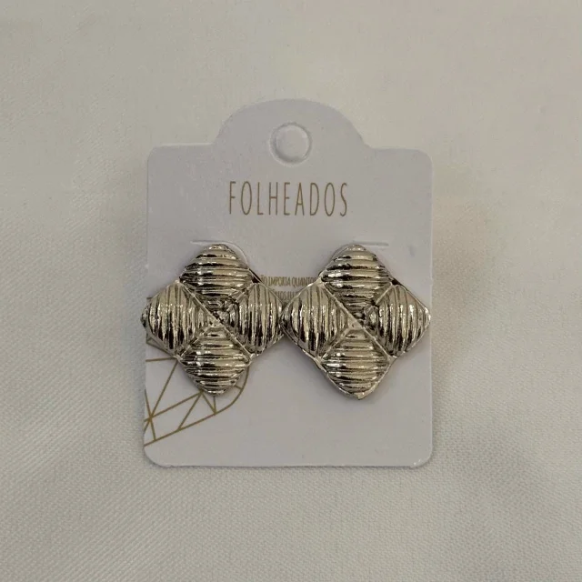 BRINCO FOLHEADO PRATA GEOMÉTRICO Atacado