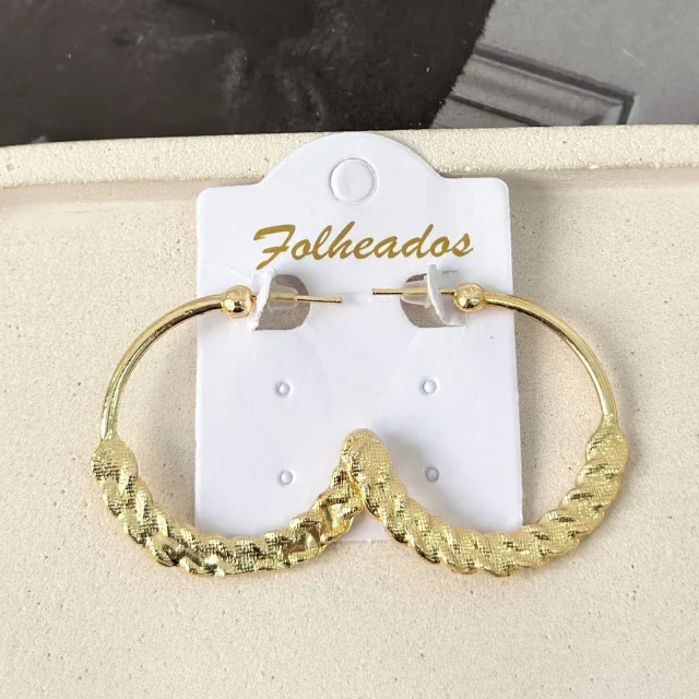 BRINCO FOLHEADO DOURADO DETALHADO Atacado